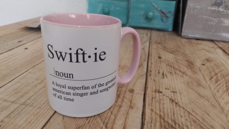 Pink-handled mug with a personalised printed message