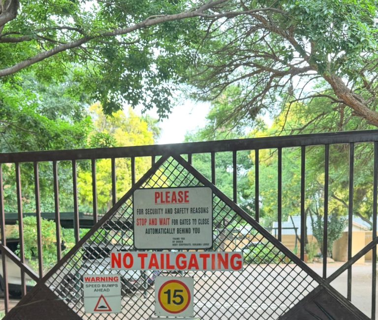 Outdoor metal safety sign with a no-tailgating message